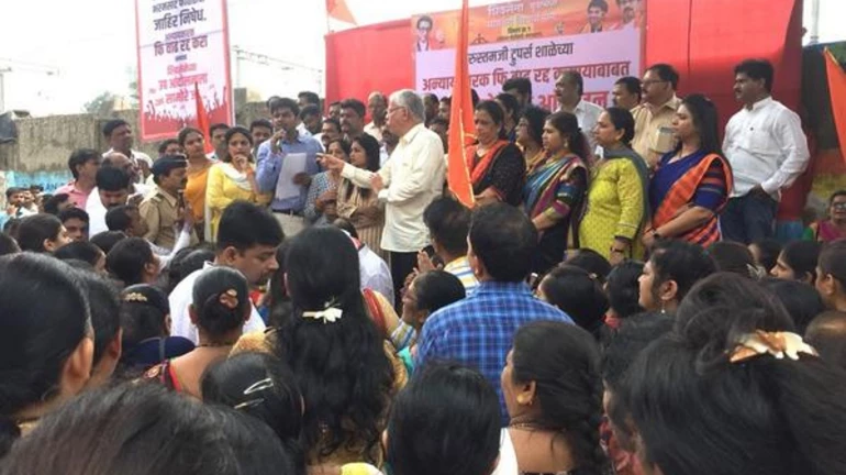 रुस्तमजी स्कूल के फिस बढ़ोत्तरी को लेकर युवासेना का विरोध प्रदर्शन रुस्तमजी स्कूल के फिस बढ़ोत्तरी को लेकर युवासेना का विरोध प्रदर्शन