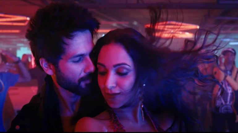 शाहिद और कियारा ने ‘उर्वशी’ गाने में किया इलेक्ट्रॉनिक डान्स शाहिद और कियारा ने ‘उर्वशी’ गाने में किया इलेक्ट्रॉनिक डान्स