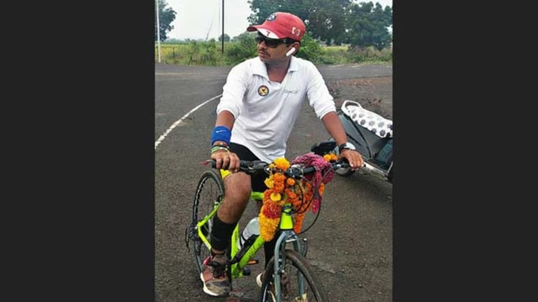 पेन्शन योजनेसाठी 'त्याने' केला ७०० किमीचा सायकल प्रवास पेन्शन योजनेसाठी 'त्याने' केला ७०० किमीचा सायकल प्रवास