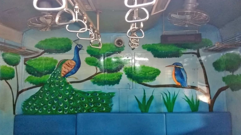 अब मुंबई लोकल में आया 'मोर'! अब मुंबई लोकल में आया 'मोर'!