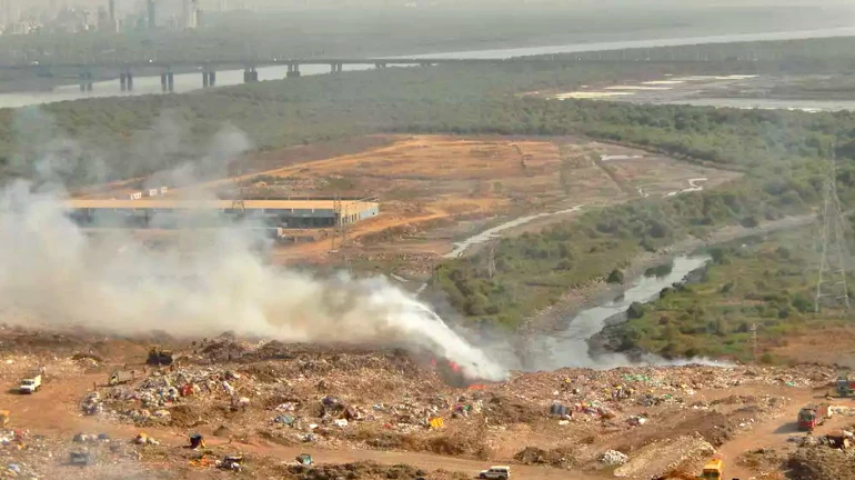 कचरा प्रश्न पेटणार? मुलुंड डम्पिंग ग्राऊंड बंद, कांजूरमार्ग, देवनार इथं टाकणार कचरा कचरा प्रश्न पेटणार? मुलुंड डम्पिंग ग्राऊंड बंद, कांजूरमार्ग, देवनार इथं टाकणार कचरा