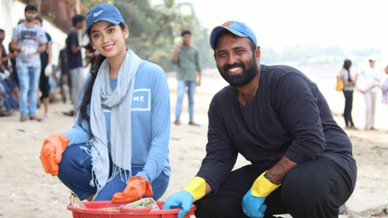 Actress Digangana Suryavanshi participates in the Beach Clean Up Drive Actress Digangana Suryavanshi participates in the Beach Clean Up Drive