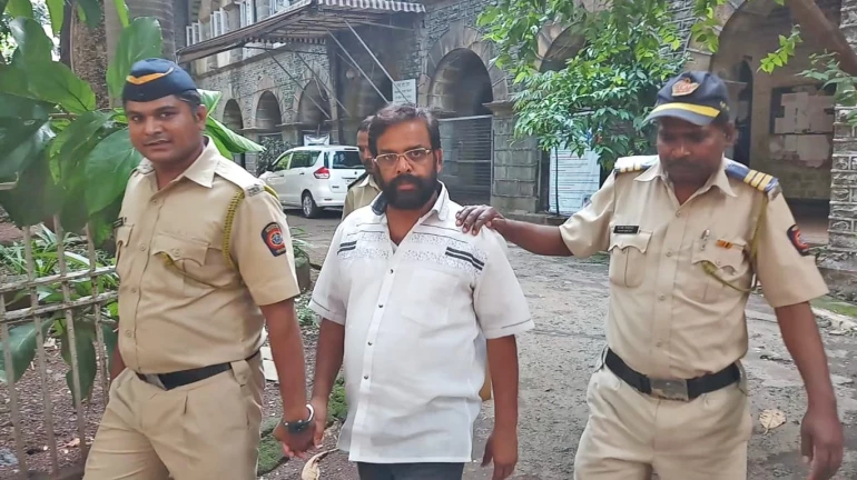 मुंबईच्या समुद्रात कोट्यवधींची तेल तस्करी, तेल माफिया राजू पंडितसह दोघांना अटक मुंबईच्या समुद्रात कोट्यवधींची तेल तस्करी, तेल माफिया राजू पंडितसह दोघांना अटक