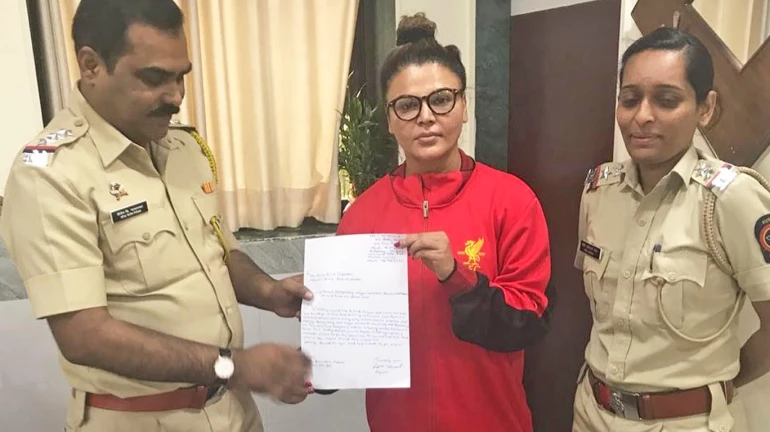 राखी सावंत को आया धमकी भरा फोन, ओशिवारा पुलिस में दर्ज कराई शिकायत राखी सावंत को आया धमकी भरा फोन, ओशिवारा पुलिस में दर्ज कराई शिकायत