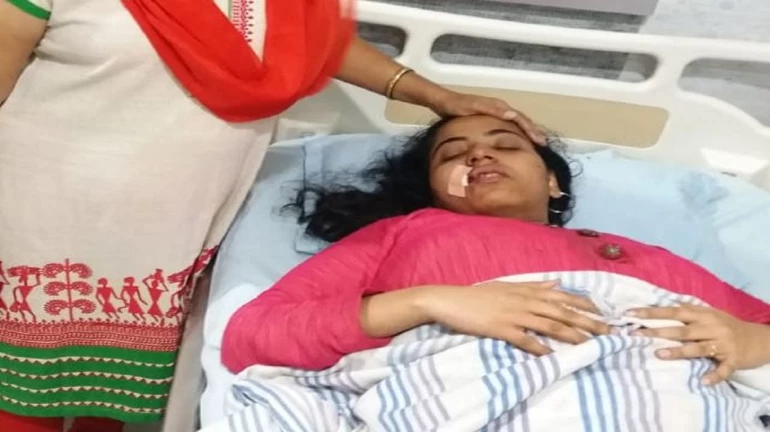 मध्य रेलवे पर लोकल में पत्थरबाजी,एक महिला गंभीर रुप से जख्मी! मध्य रेलवे पर लोकल में पत्थरबाजी,एक महिला गंभीर रुप से जख्मी!