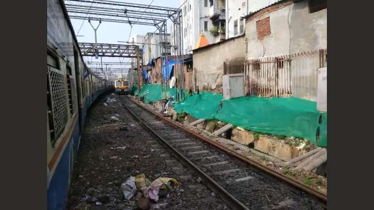 CR installs nets along Masjid Bunder- CSTM railway tracks to lessen trash dumping CR installs nets along Masjid Bunder- CSTM railway tracks to lessen trash dumping