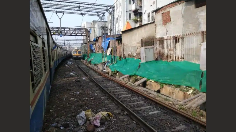 रेलवे पटरियों को ट्रैश डंपिंग को कम करने के लिए मध्य रेलवे ने मस्जिद बंदर स्टेशन पर लगाया जाल