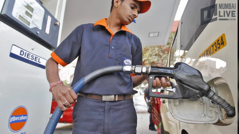 पेट्रोल 17 तर डिझेल 16 पैशांनी स्वस्त पेट्रोल 17 तर डिझेल 16 पैशांनी स्वस्त