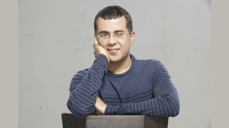 Chetan Bhagat’s WhatsApp chat surfaces on Twitter; the author offers apology for trying to ‘woo’ the woman