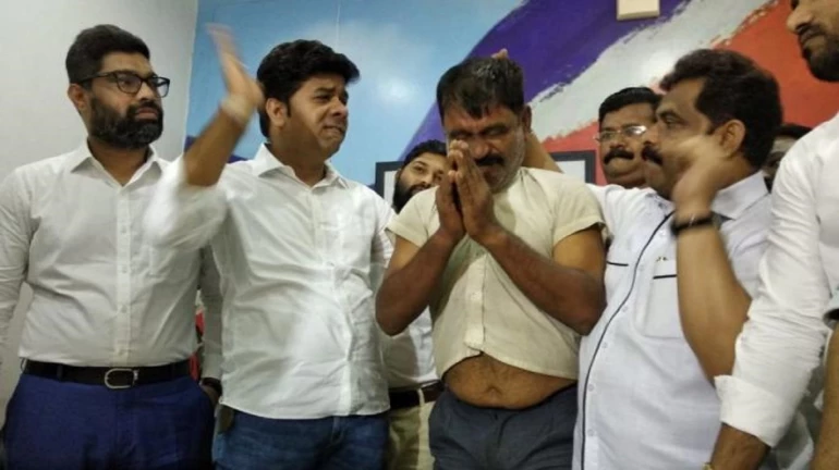 3 साल की बच्ची से छेड़छाड़ करने वाले परप्रांती को एमएनएस कार्यकर्ताओं ने दी सजा 3 साल की बच्ची से छेड़छाड़ करने वाले परप्रांती को एमएनएस कार्यकर्ताओं ने दी सजा