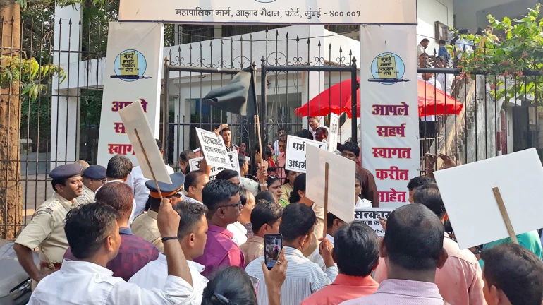 एनसीपी और सनातन संस्था के कार्यकर्ताओं के बीच जमकर हुई झड़प एनसीपी और सनातन संस्था के कार्यकर्ताओं के बीच जमकर हुई झड़प