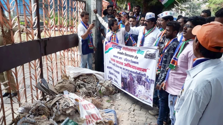 एमएनएस ने कांदिवली बीएमसी गेट पर कचरा फेंक किया आंदोलन