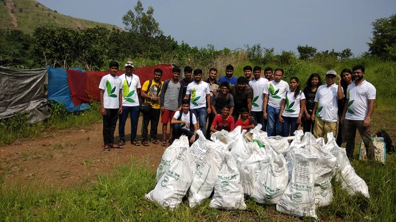 टपालवाडी वॉटरफॉल परिसरातून ७५० किलो कचरा साफ टपालवाडी वॉटरफॉल परिसरातून ७५० किलो कचरा साफ