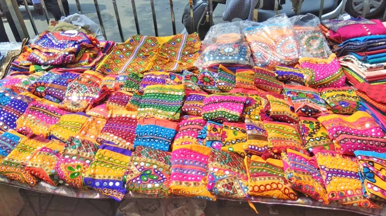 नक्षीकाम केलेल्या घागरा-चोलीची खरेदी करायचीय, मग इथे या नक्षीकाम केलेल्या घागरा-चोलीची खरेदी करायचीय, मग इथे या