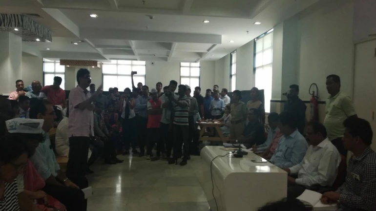 आरेमधील झाडांच्या कत्तलीसंदर्भातील जनसुनावणीत राडा; वृक्ष प्राधिकरणाला पर्यावरणप्रेमींनी धरलं धारेवर आरेमधील झाडांच्या कत्तलीसंदर्भातील जनसुनावणीत राडा; वृक्ष प्राधिकरणाला पर्यावरणप्रेमींनी धरलं धारेवर