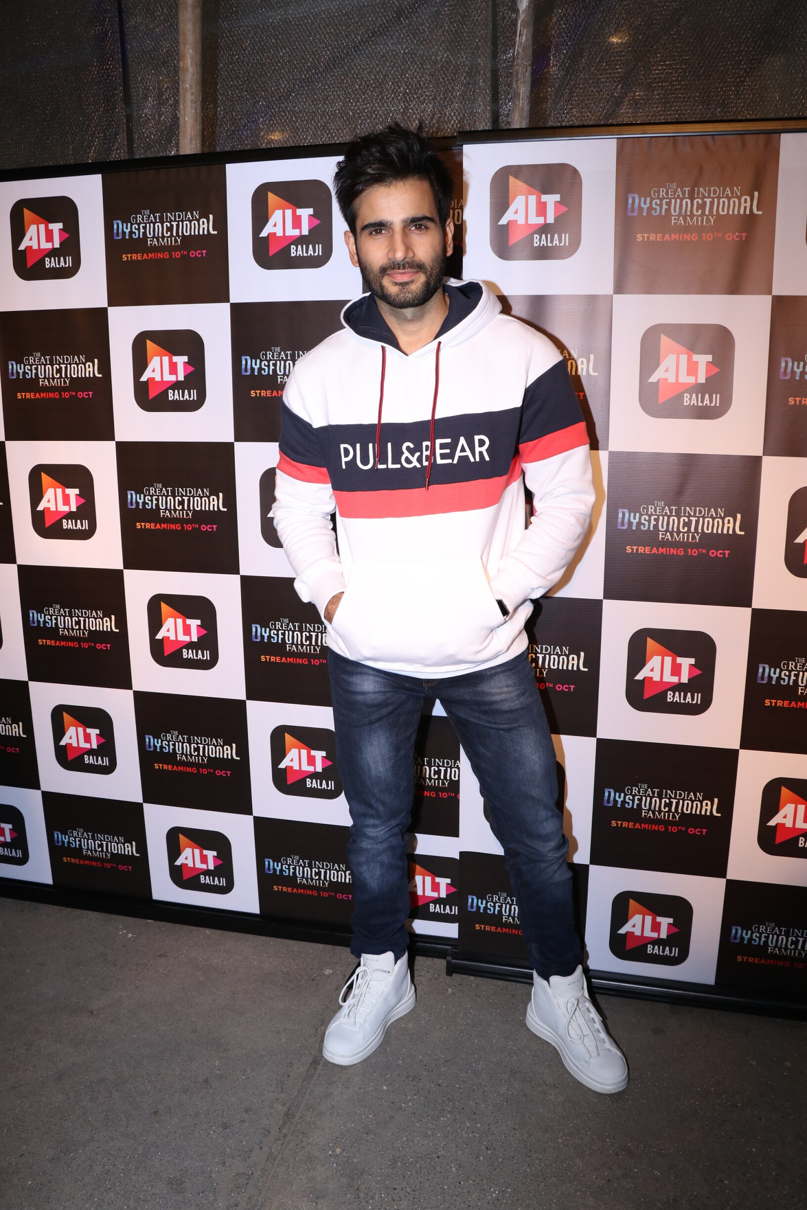 Alt Balaji S The Great Indian Dysfunctional Family Special Screening Gets A Thumbs Up What begins as an unusual family reunion slowly escalates into a series of heartbreaks, betrayals, and emotional breakdowns, questioning the trust in every relationship. great indian dysfunctional family
