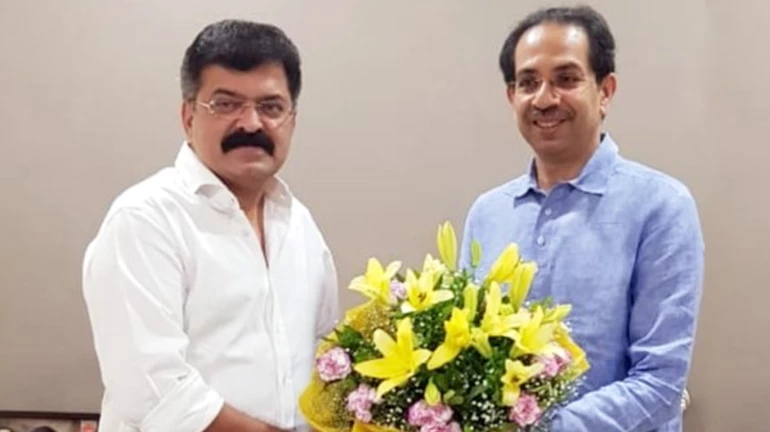 जितेंद्र आव्हाड मातोश्रीवर; उद्धव ठाकरेंशी पाऊण तास चर्चा जितेंद्र आव्हाड मातोश्रीवर; उद्धव ठाकरेंशी पाऊण तास चर्चा