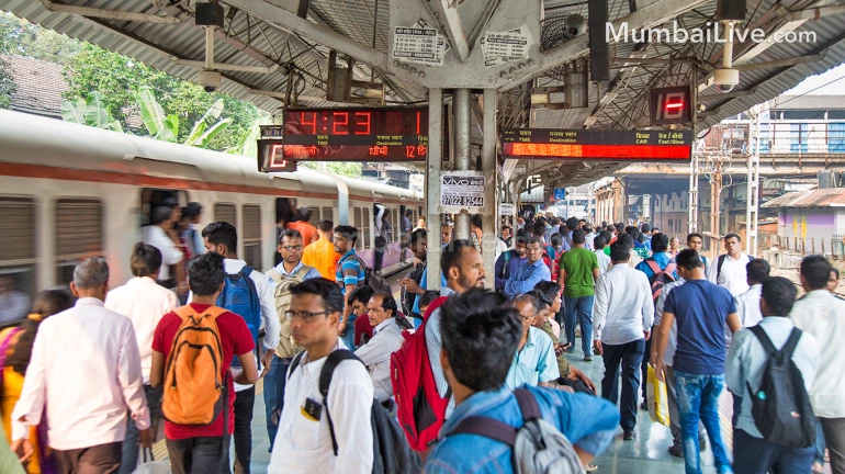 मध्य रेल्वेच्या उपनगरीय स्थानकांवर प्रवाशांसाठी नवीन इंडिकेटर मध्य रेल्वेच्या उपनगरीय स्थानकांवर प्रवाशांसाठी नवीन इंडिकेटर