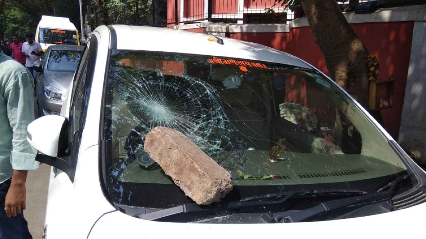 आमदारांवरचा रोष पीडितेने खासगी गाड्यांवर काढला