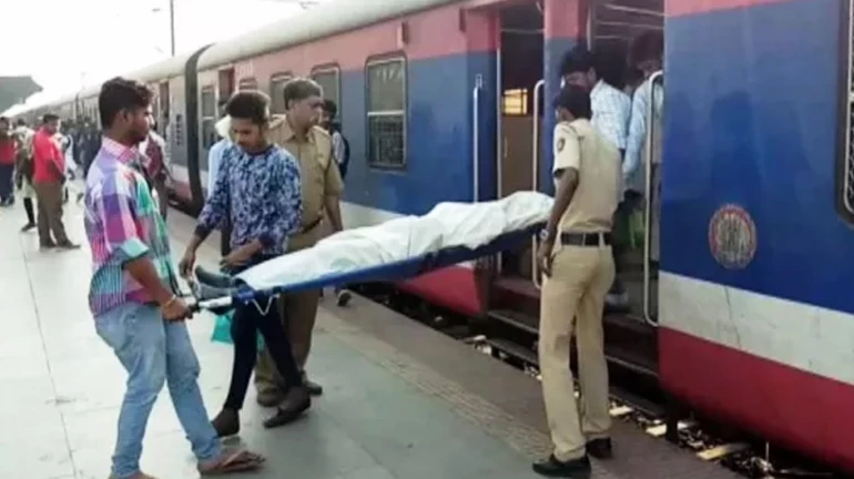 रुग्णवाहिकेअभावी प्रवाशाची ६ तास मृत्यूशी झूंज; रेल्वेच्या असंवेदनशीलतेचा प्रत्यय रुग्णवाहिकेअभावी प्रवाशाची ६ तास मृत्यूशी झूंज; रेल्वेच्या असंवेदनशीलतेचा प्रत्यय