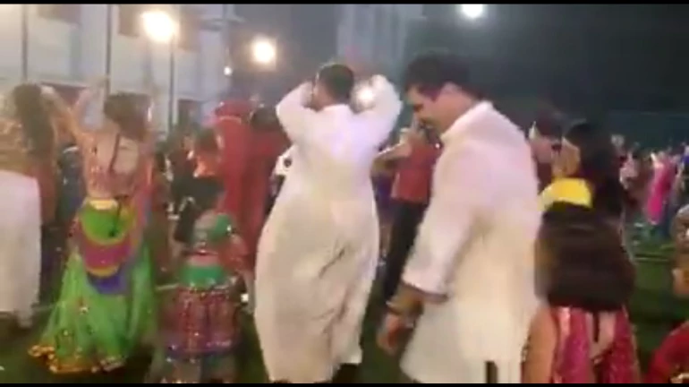 चर्च के फादर ने खेला गरबा, वीडियो हुआ वायरल चर्च के फादर ने खेला गरबा, वीडियो हुआ वायरल