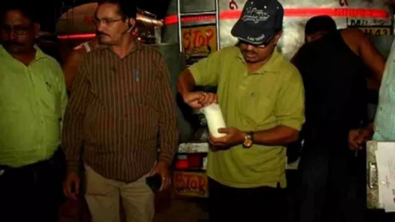 मुंबईच्या एन्ट्री पॉईंटवर दूध भेसळखोरांवर कारवाई, ९ लाख लिटर दुधाची तपासणी मुंबईच्या एन्ट्री पॉईंटवर दूध भेसळखोरांवर कारवाई, ९ लाख लिटर दुधाची तपासणी