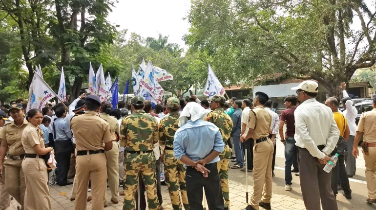 पीपल्स एज्युकेशन सोसायटीच्या भ्रष्टाचारी कारभारविरोधात विद्यापीठावर मोर्चा पीपल्स एज्युकेशन सोसायटीच्या भ्रष्टाचारी कारभारविरोधात विद्यापीठावर मोर्चा