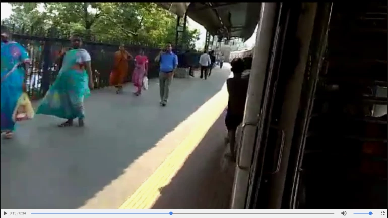 चलती ट्रेन में दो नाबालिग बच्चे कर रहे स्टंट, वीडियो हुआ वायरल