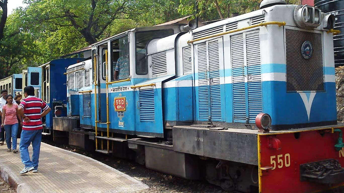 माथेरानची मिनी ट्रेन पुन्हा प्रवाशांच्या सेवेत दाखल