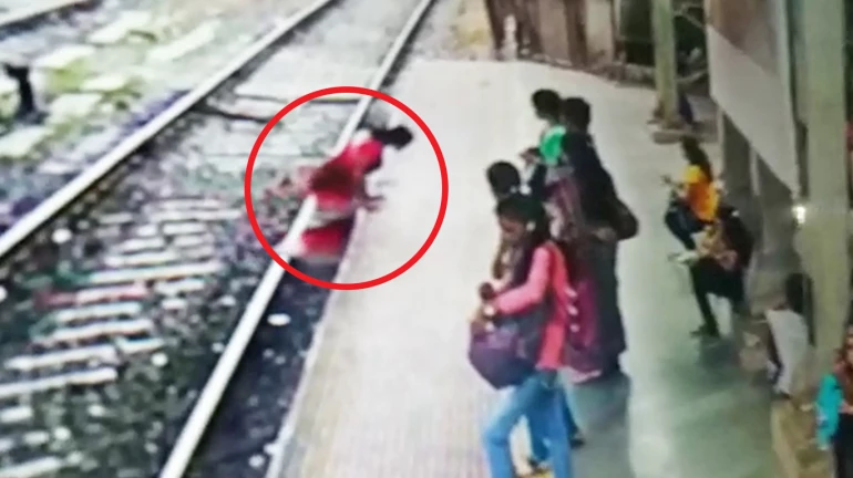 लोकलमधील सराईत महिला चोर अटकेत लोकलमधील सराईत महिला चोर अटकेत