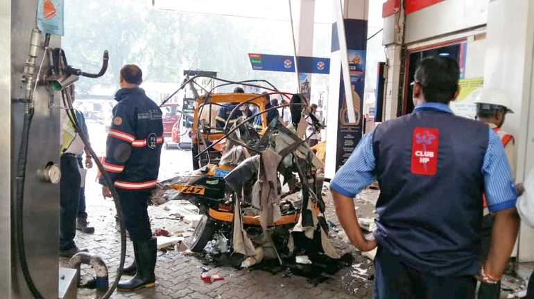 कांदिवली के पेट्रोल पंप में हुआ विस्फोट, 3 जख्मी कांदिवली के पेट्रोल पंप में हुआ विस्फोट, 3 जख्मी