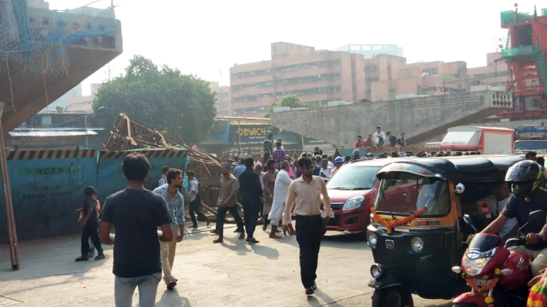 Iron Pillar falls on Jogeshwari-Mankhurd Link Road; Damages two vehicles Iron Pillar falls on Jogeshwari-Mankhurd Link Road; Damages two vehicles