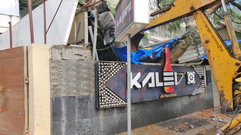 अंधेरीतील ११ हॉटेलवर पालिकेचा हातोडा अंधेरीतील ११ हॉटेलवर पालिकेचा हातोडा