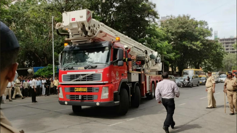 मीरारोड येथील फुड किंगमध्ये स्फोट, सहा जण जखमी मीरारोड येथील फुड किंगमध्ये स्फोट, सहा जण जखमी