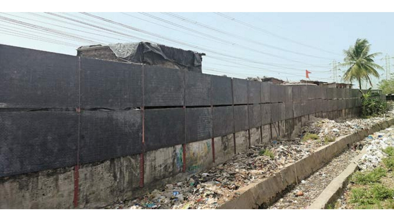 ट्रेस पासिंग को रोकने के लिए रलेव बना रही सीमेंट की दिवार