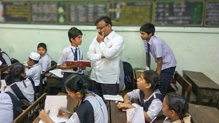 विशेष सप्ताहामुळे शिक्षकांना पुन्हा शाळाबाह्य काम विशेष सप्ताहामुळे शिक्षकांना पुन्हा शाळाबाह्य काम