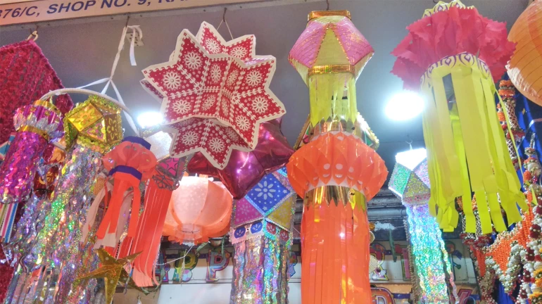 आकाश कंदील, पणत्यांनी बाजारपेठा फुलल्या आकाश कंदील, पणत्यांनी बाजारपेठा फुलल्या