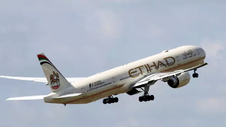 उडत्या विमानात महिलेची प्रसुती उडत्या विमानात महिलेची प्रसुती