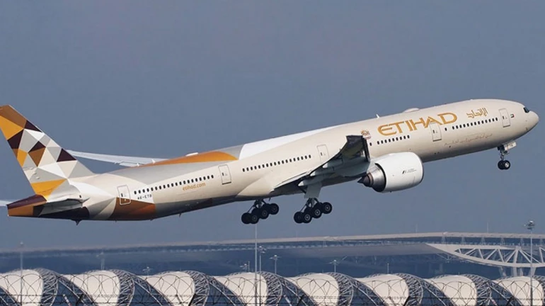 गर्भवती महिला ने विमान में दिया बच्चे को जन्म गर्भवती महिला ने विमान में दिया बच्चे को जन्म