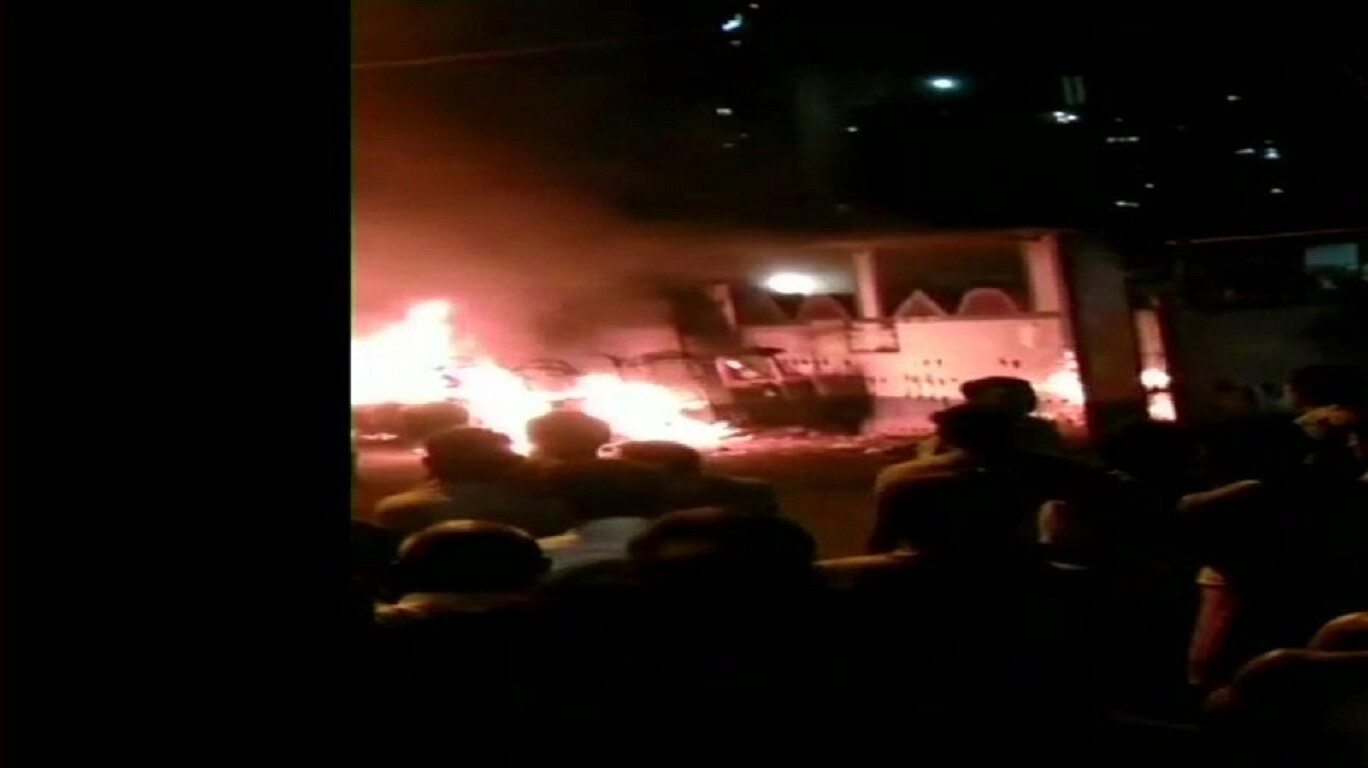 दो गुटों में हिसंक झड़प, सात गाड़ियों को जलाकर किया राख