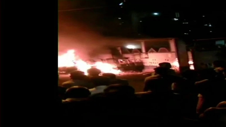 दो गुटों में हिसंक झड़प, सात गाड़ियों को जलाकर किया राख दो गुटों में हिसंक झड़प, सात गाड़ियों को जलाकर किया राख