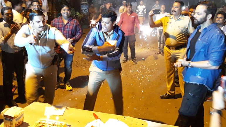 पहा कोजागिरीच्या रात्री ‘सिम्बा’च्या सेटवर काय घडलं? पहा कोजागिरीच्या रात्री ‘सिम्बा’च्या सेटवर काय घडलं?