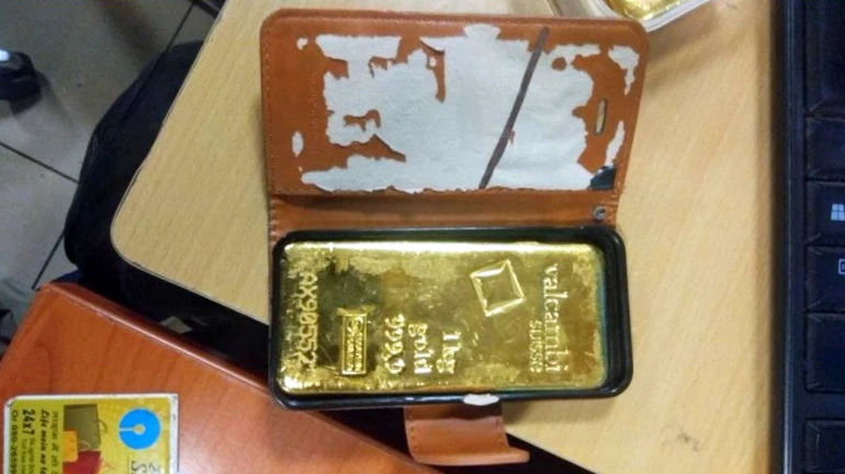 मोबाइल फोन के कवर में 87 लाख का सोना मोबाइल फोन के कवर में 87 लाख का सोना