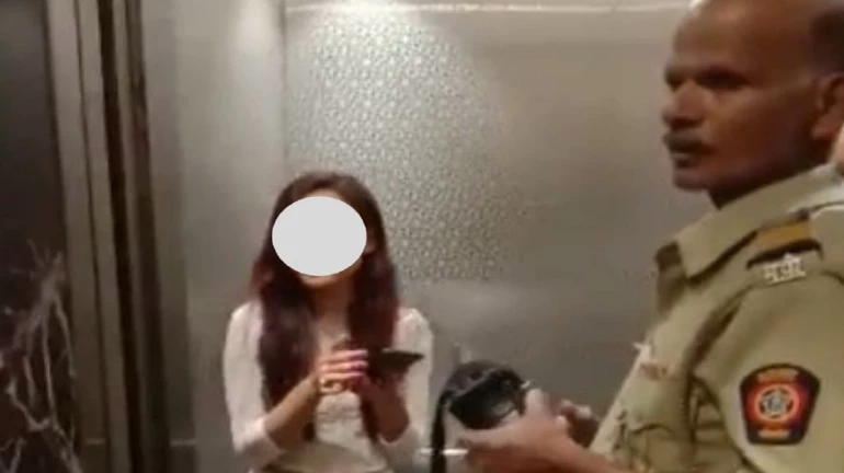 जब मॉडल पुलिस के सामने उतारने लगी अपने कपड़े, तो क्या हुआ आगे... जब मॉडल पुलिस के सामने उतारने लगी अपने कपड़े, तो क्या हुआ आगे...