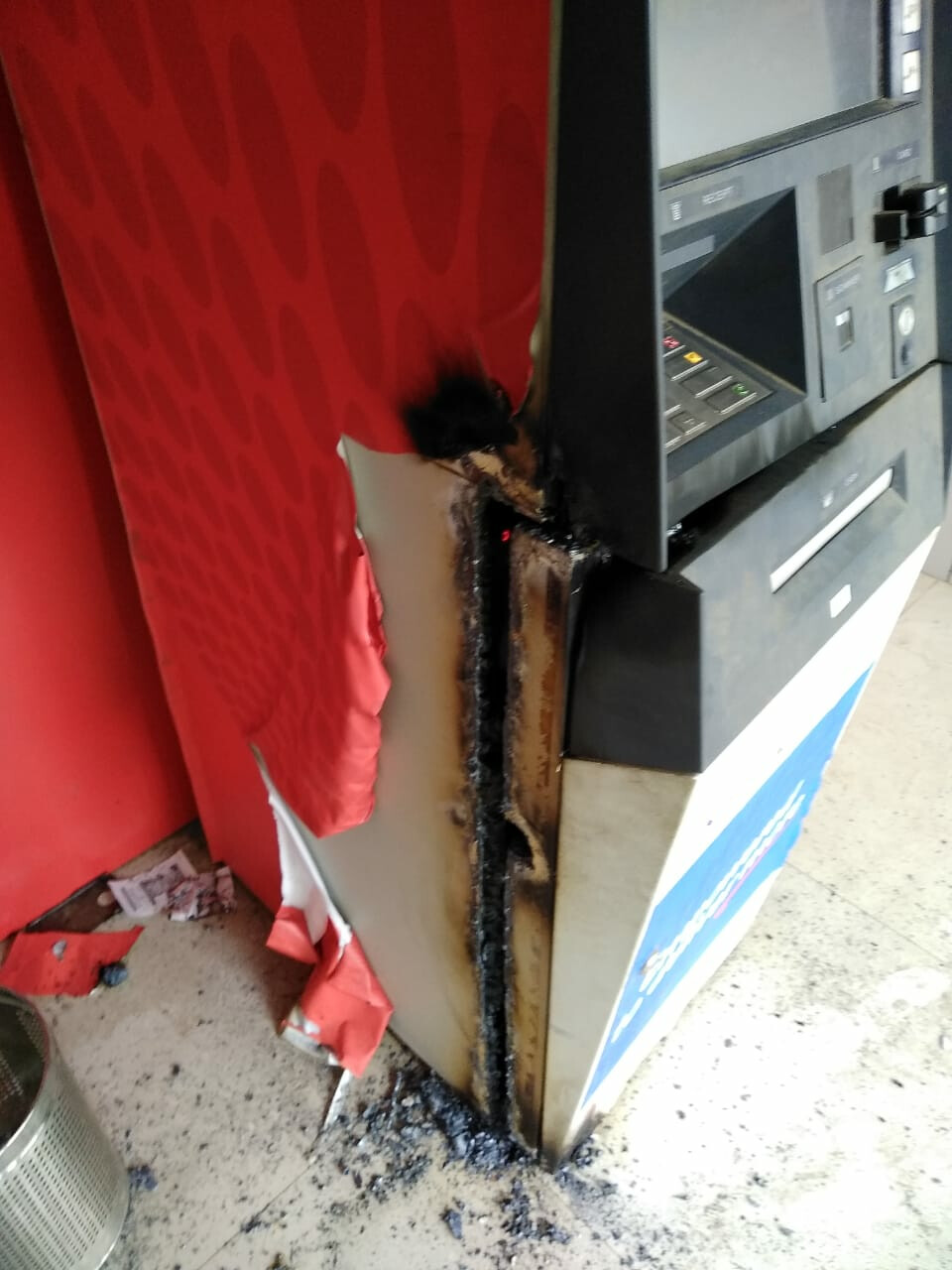 एटीएम काट कर चुरा लिए 9 लाख रुपए