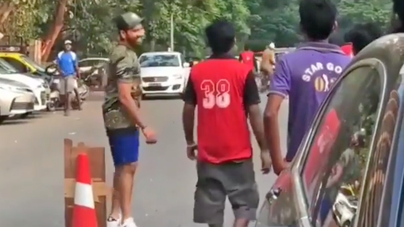 सड़क पर क्रिकेट खेलते दिखे रोहित शर्मा