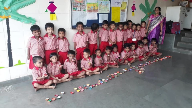 मराठी स्कूलों के बचाव के लिए सेल्फी विथ माई मराठी स्कूल अभियान की शुरुआत