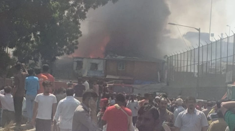 बांद्रा के नर्गिस दत्तनगर झोपड़पट्टी में लगी आग , किसी जान का नुकसान नहीं