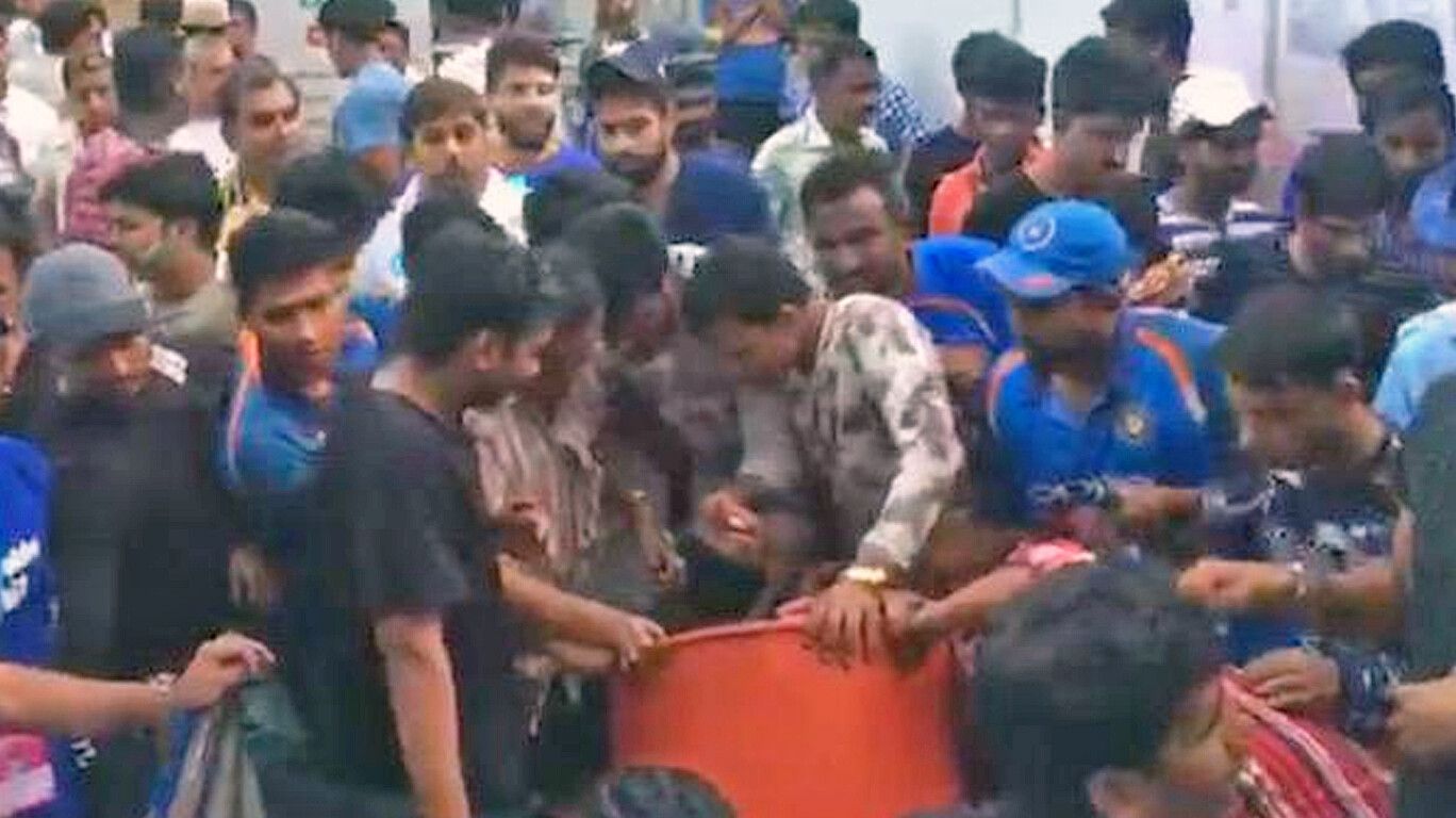 भारत बनाम वेस्टइंडीज चौथा ओडीआई- गुस्साये क्रिकेट प्रेमियों ने ब्रैबर्न स्टेडियम से चुराई कोल्डड्रींक
