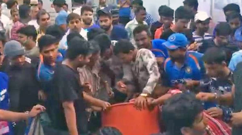 भारत बनाम वेस्टइंडीज चौथा ओडीआई- गुस्साये क्रिकेट प्रेमियों ने ब्रैबर्न स्टेडियम से चुराई कोल्डड्रींक भारत बनाम वेस्टइंडीज चौथा ओडीआई- गुस्साये क्रिकेट प्रेमियों ने ब्रैबर्न स्टेडियम से चुराई कोल्डड्रींक